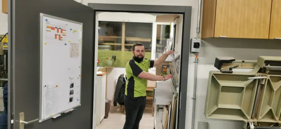 Dominik Roos in der Werkstatt mit Muster-Türelementen