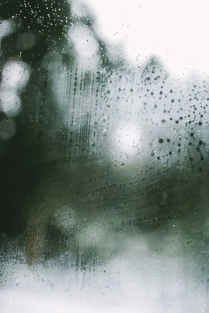 Wassertropfen auf einer Glasscheibe — Glaserei und Fensterbau